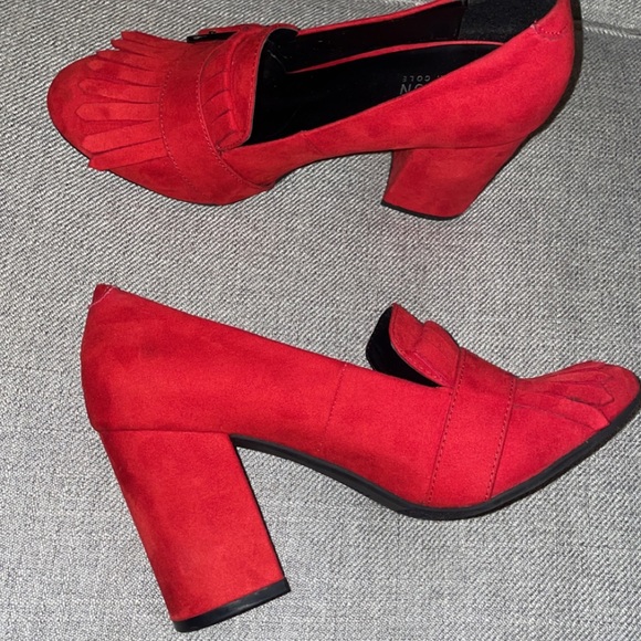 Kenneth Cole Reaction Buckle Heels - Picture 6 of 8